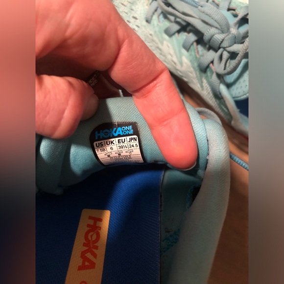 Clifton 9 Hokas - Picture 3 of 7